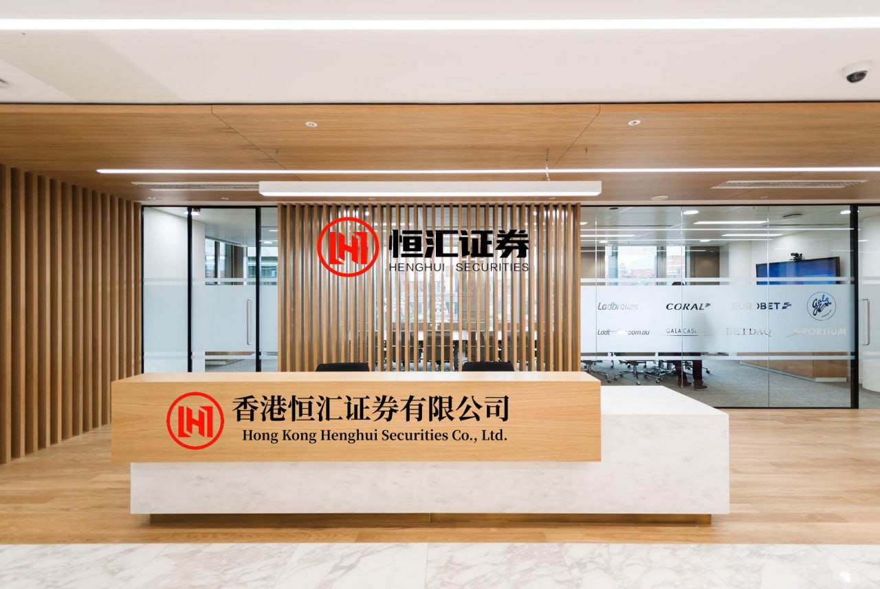火牛配资APP下载 为什么高压水枪能冲掉ES9车漆？塑料保险杠和金属车门工艺天差地别